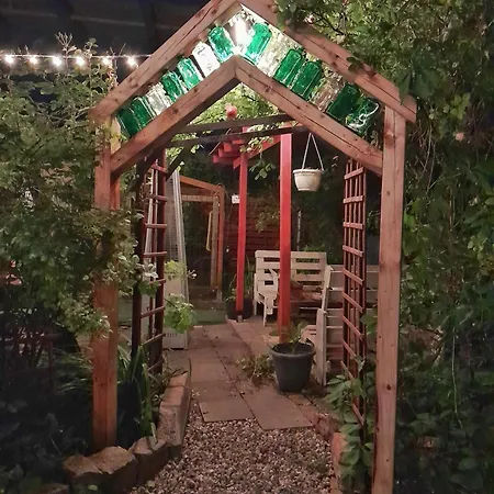 Party House And Garden Semesterbostad *