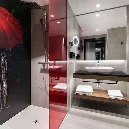 Otel Radisson Red & Radisson Red Apartments,