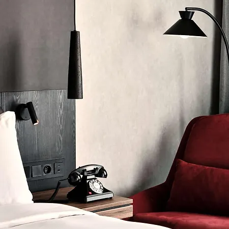 Otel Radisson Red & Radisson Red Apartments, 4*