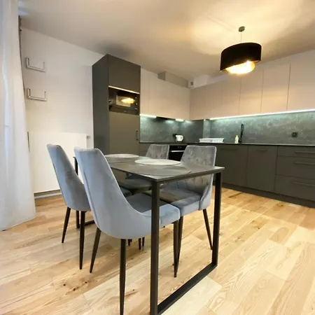 Vistula Avenue Free Parking, Swimming Pool, Sauna & Gym Apartment *