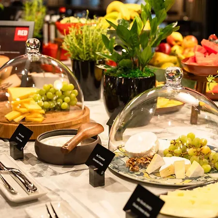 Radisson Red & Radisson Red Apartments, Otel 4*
