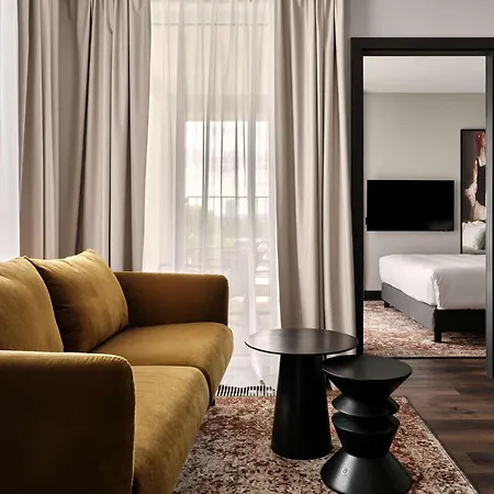 Radisson Red & Radisson Red Apartments, Otel 4*