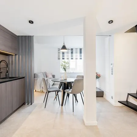 Wielopole Floor By Hostly شقة