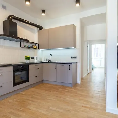 Bright Rose Apartment *