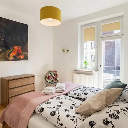 Bright Rose Apartment *