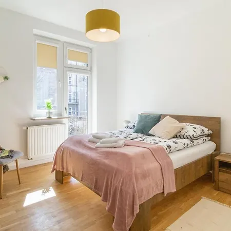 Bright Rose Apartment *