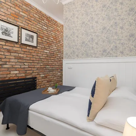 Cosy With Air Conditioning By Renters Apartament