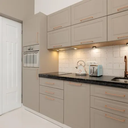 Cosy With Air Conditioning By Renters Apartament