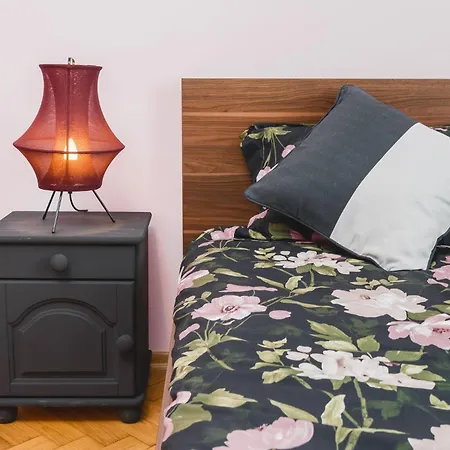Modern Urban Escape - Old Town - By Upstairs *