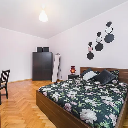 Modern Urban Escape - Old Town - By Upstairs Apartment