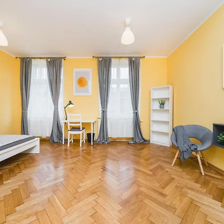 Modern Urban Escape - Old Town - By Upstairs Apartment Krakow