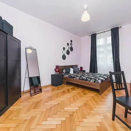 Modern Urban Escape - Old Town - By Upstairs *