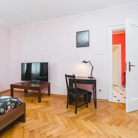 Modern Urban Escape - Old Town - By Upstairs