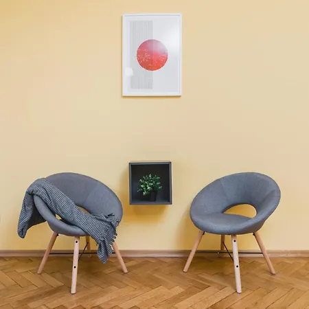 Modern Urban Escape - Old Town - By Upstairs Apartment