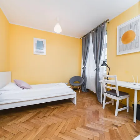 Modern Urban Escape - Old Town - By Upstairs *