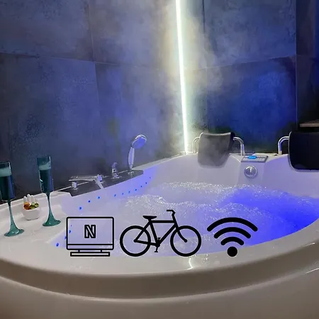 Jacuzzi&bike Apartment, Apartament *