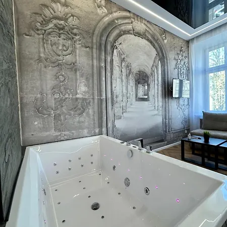Sky Mirror Jacuzzi *