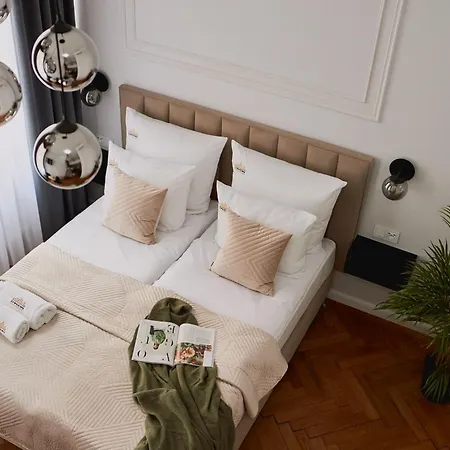 Old Town Charm & Chic By Downtown Apartment