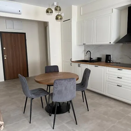 Househost Smolensk Elegant Ac Lift Security *