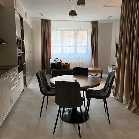 Househost Smolensk Elegant Ac Lift Security