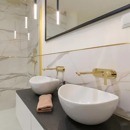 Golden Hour, 2 Bedroom, With Underground Parking Apartament Kraków