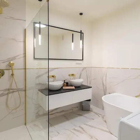 Golden Hour, 2 Bedroom, With Underground Parking Apartament *