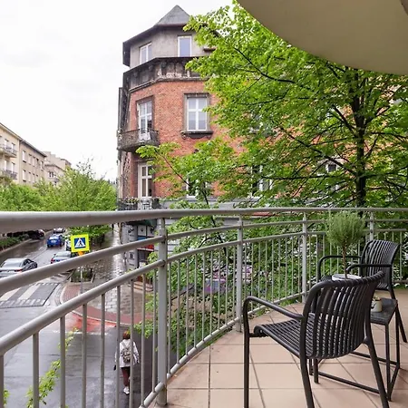 Golden Hour, 2 Bedroom, With Underground Parking Apartament