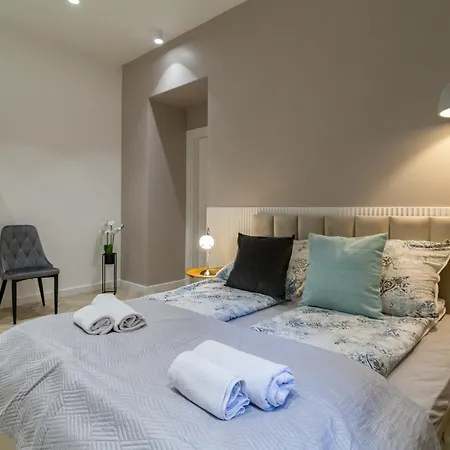 White Magnolia 4 Bedroom Premium And Parking Krakau