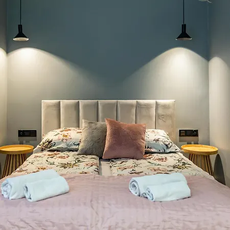 White Magnolia 4 Bedroom Premium And Parking Krakau