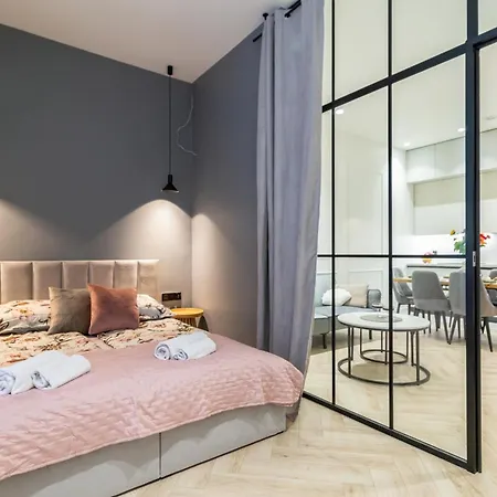 White Magnolia 4 Bedroom Premium And Parking Krakau