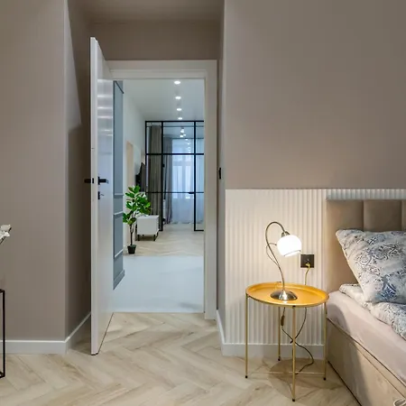 White Magnolia 4 Bedroom Premium And Parking Apartment *