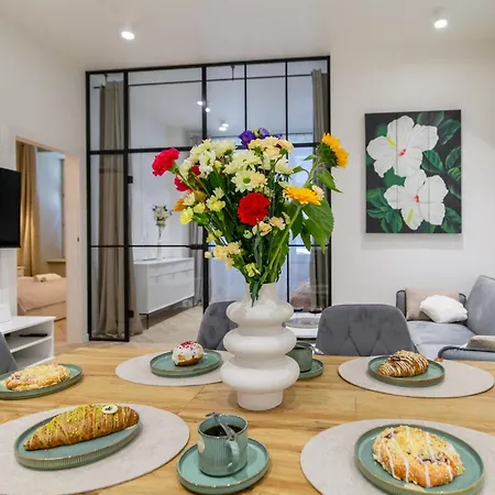 White Magnolia 4 Bedroom Premium And Parking Apartment *