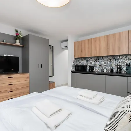 Modern Comfort - Langiewicza - By Upstairs Apartament