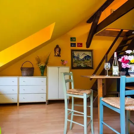 Live Like Locals: Market Square X Jewish District Apartment *