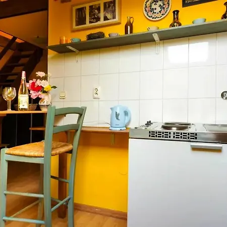Live Like Locals: Market Square X Jewish District Apartment