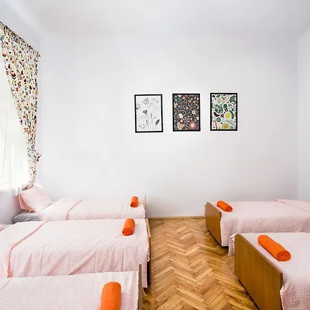 Live Like Locals: Market Square X Jewish District Apartment *