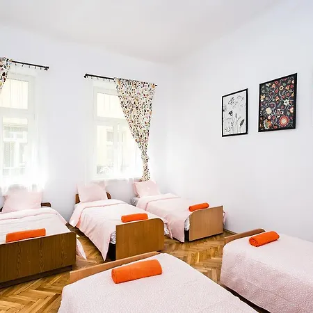 Live Like Locals: Market Square X Jewish District Apartment