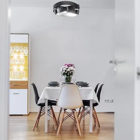 Apartament Feldmana 6 *