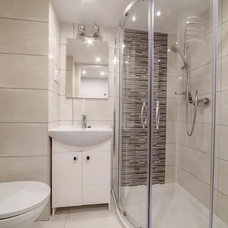Aparthotel 2 Nights Apartments - Great Location, Right Next To Main Rail And Bus Station, 10 Min To Main Square By Foot