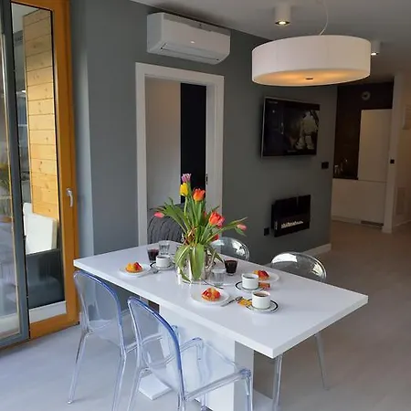 Garden Apartment Cracow- Shopping Mall 1Min, Underground Parking, Family Friendly, City Center Apartment