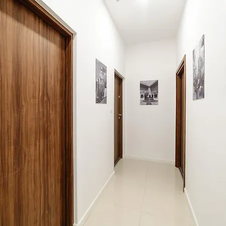 2 Nights Apartments - Great Location, Right Next To Main Rail And Bus Station, 10 Min To Main Square By Foot 3*