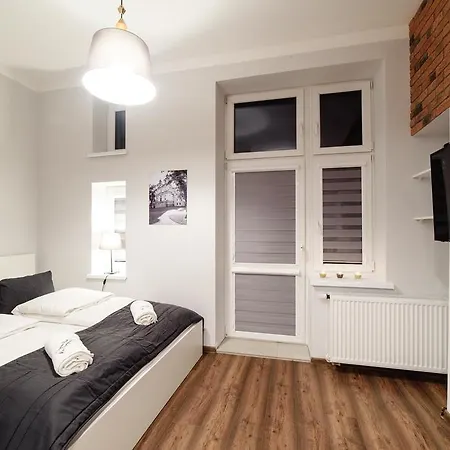 Aparthotel 2 Nights Apartments - Great Location, Right Next To Main Rail And Bus Station, 10 Min To Main Square By Foot Krakow