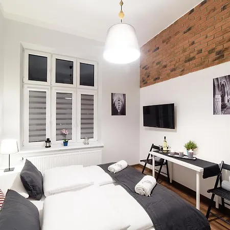 2 Nights - Great Location, Right Next To Main Rail And Bus Station, 10 Min To Main Square By Foot
