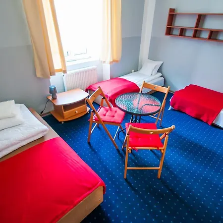 Red Carpet Hostel *