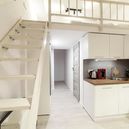 Aparthotel 2 Nights Apartments - Great Location, Right Next To Main Rail And Bus Station, 10 Min To Main Square By Foot