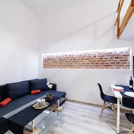 2 Nights Apartments - Great Location, Right Next To Main Rail And Bus Station, 10 Min To Main Square By Foot