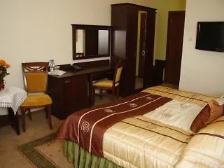 Bed & Breakfast Dworek Magnat 3*