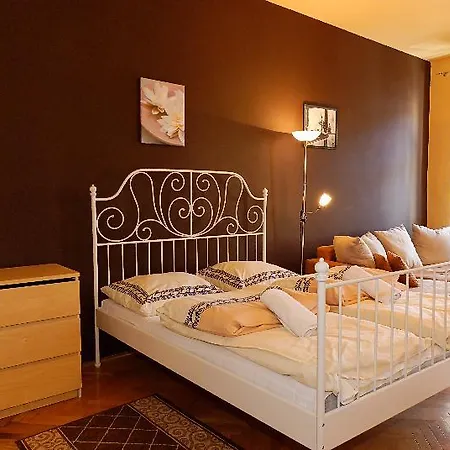 P&j Tourist Hotel
