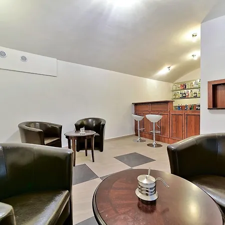 Old Town Luxe Retreat - King Bed - Steps To Main Square Apartment