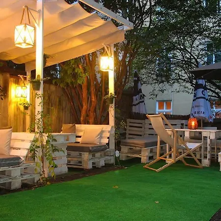 Al Fresco Hostel *